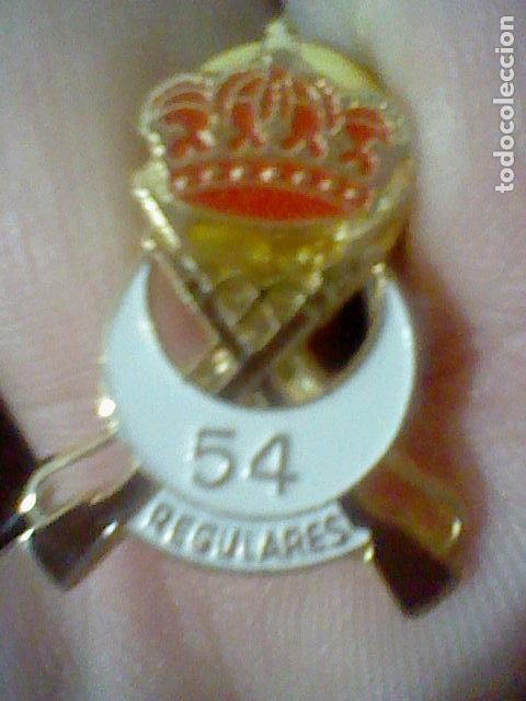 Pins de colecci&oacute;n: REGULARES CEUTA 54 FUSILES CRUZADOS BAJO CORONA TRAS MEDIA LUNA CON NUMERO PINTURA LACADA