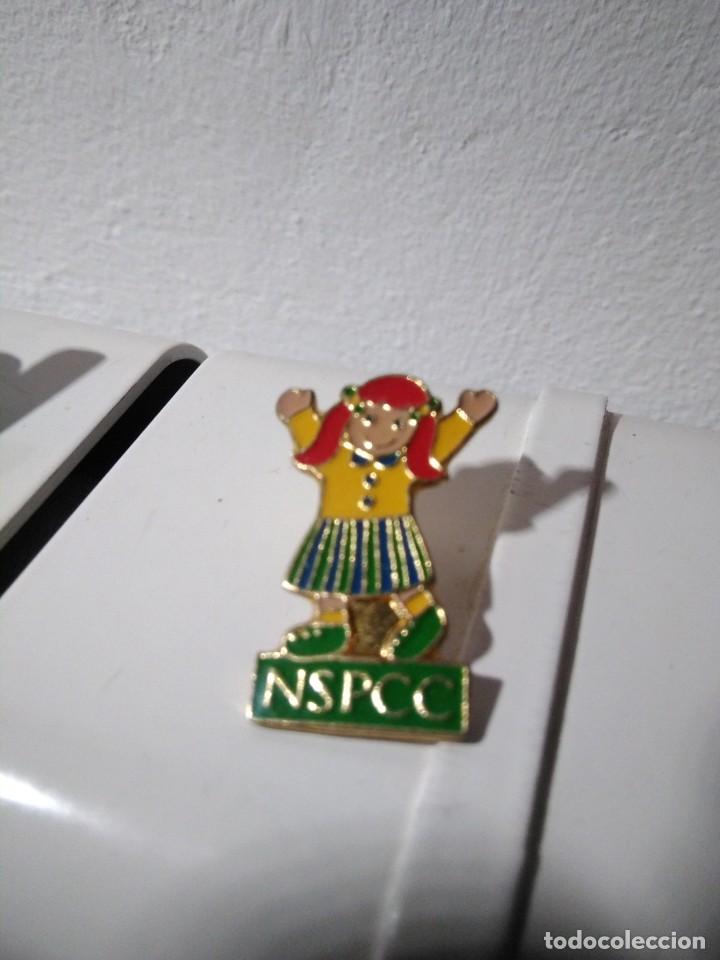Pins de colecci&oacute;n: Pin NSPCC, National Society for the Prevention of Cruelty to Children, Asociaci&oacute;n protecci&oacute;n infanci