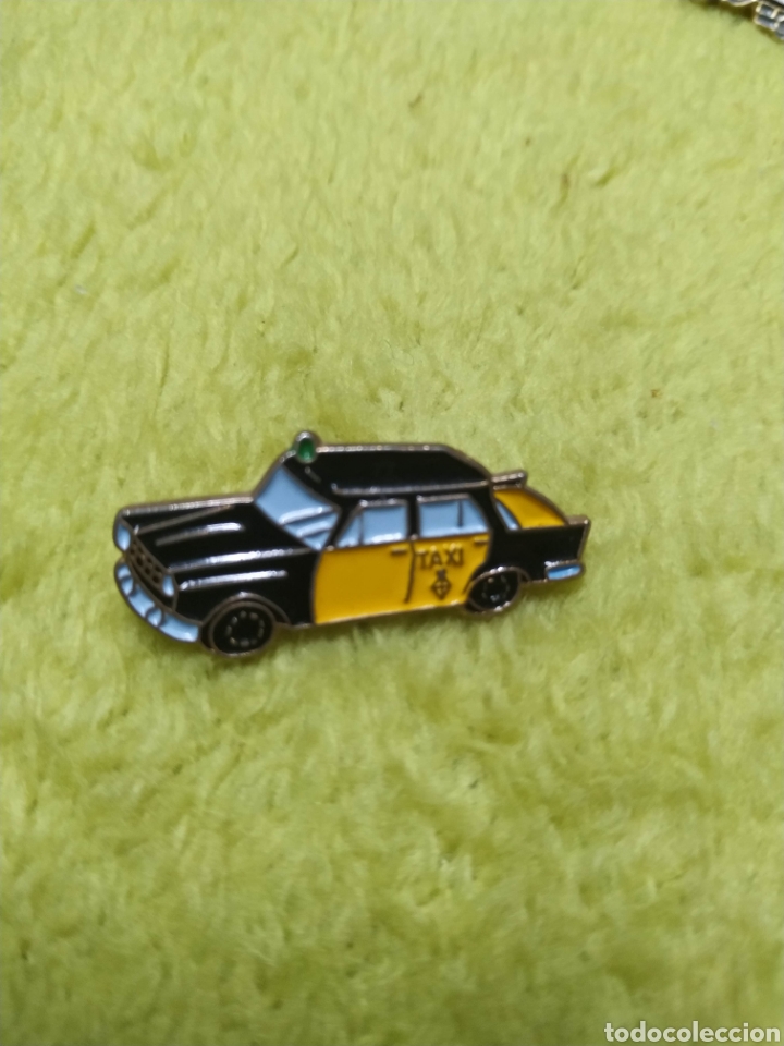 Pins de colecci&oacute;n: Pin taxi con coche clasico Barcelona