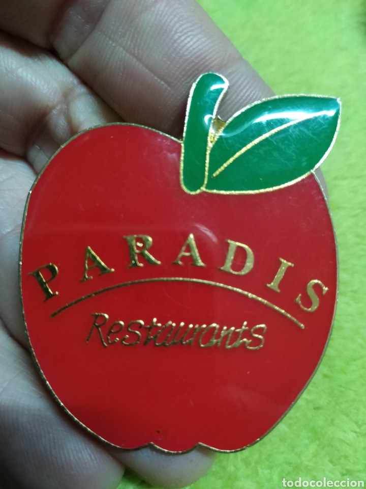 Pins de colecci&oacute;n: Pin tipo insignia imperdible grande 5 x 4 cm Restaurante Restauran Paradis. Manzana