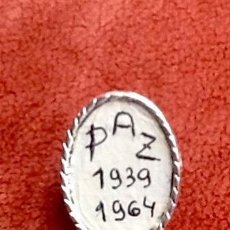 Pins de colección: INSIGNIA DE ALFILER. 25 AÑOS DE PAZ. 1939-1964, ENVIO INCLUIDO EN EL PRECIO. 