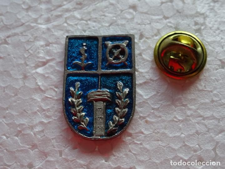 Pin's de collection: PIN DE TURISMO HER&Aacute;LDICA ? . ESCUDO HER&Aacute;LDICO DE CIUDAD ? UNIVERSIDAD ? MILITAR ?