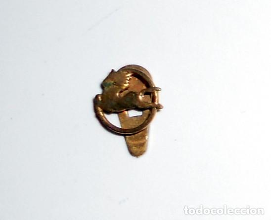 Pins de colecci&oacute;n: PIN INSIGNIA de SOLAPA ANTIGUA - PEGASO CAMIONES MOTOR - DORADO - RARO - COLECCIONISTAS!!