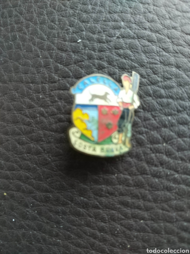 Sammlung von Pins: Pin tipo insignia antigua con escudo heraldico Calella Costa Brava