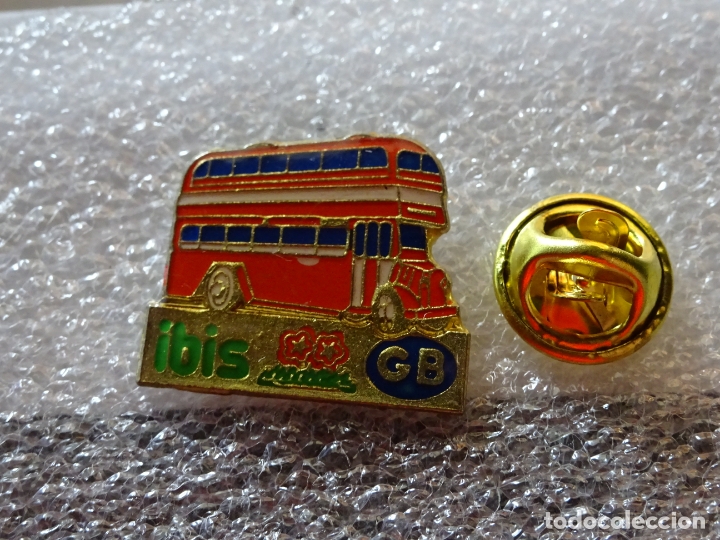 Sammlung von Pins: PIN DE COCHES AUTOBUSES BUSES. AUTOBUS PUBLICIDAD IBIS HOTELES REINO UNIDO ?