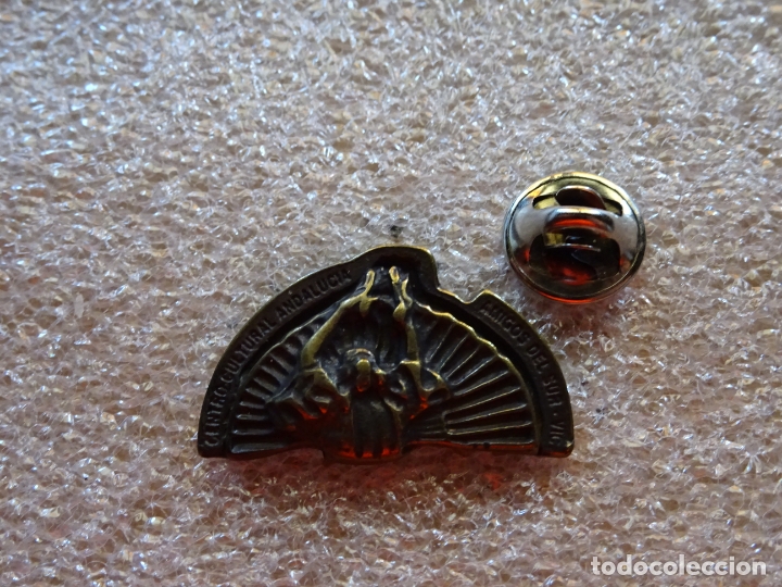 Sammlung von Pins: PIN DE TURISMO. CENTRO CULTURAL DE AMIGOS DE ANDALUCIA EN VIC, CATALU&Ntilde;A. FLAMENCO