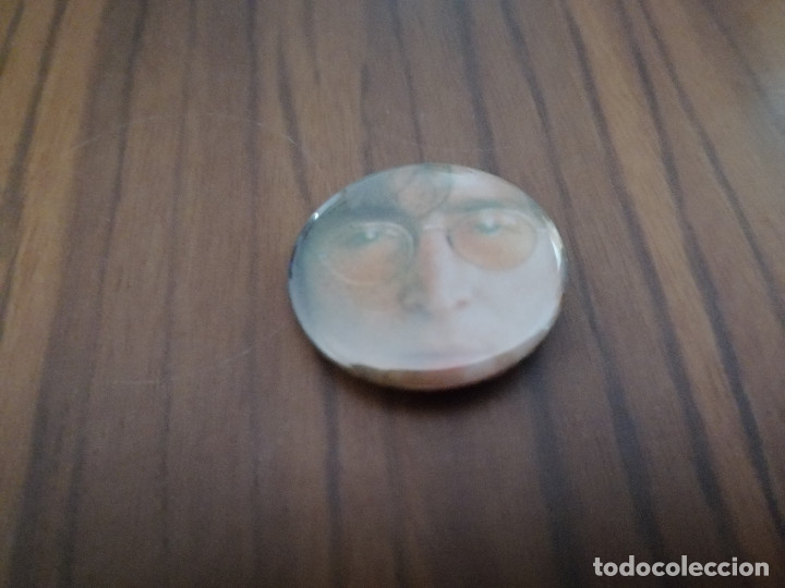 Sammlung von Pins: JOHN LENNON. PRIMER PLANO. CHAPA. 31 CM. DETR&Aacute;S MET&Aacute;LICA. BUEN ESTADO. SIN USO RARA
