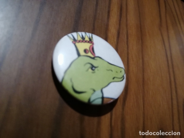Sammlung von Pins: RANA PRINCESA. CUENTO. CHAPA. 31 CM. MET&Aacute;LICA POR DETR&Aacute;S. SIN USO. BUEN ESTADO DIFICIL