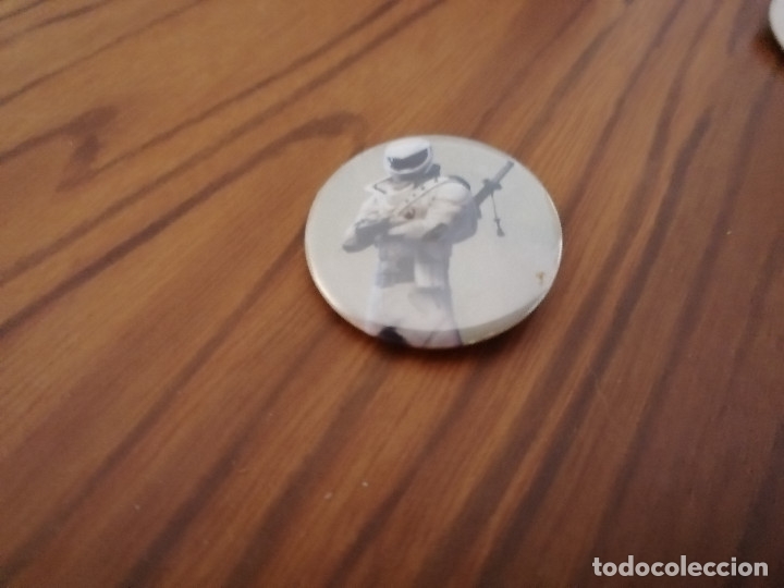 Sammlung von Pins: FORTNITE I. CHAPA. 31 CM. POR DETR&Aacute;S MET&Aacute;LICA. SIN USO. BUEN ESTADO. RARA