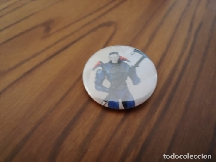 Sammlung von Pins: FORTNITE V. CHAPA. 31 CM. POR DETR&Aacute;S MET&Aacute;LICA. SIN USO. BUEN ESTADO. RARA