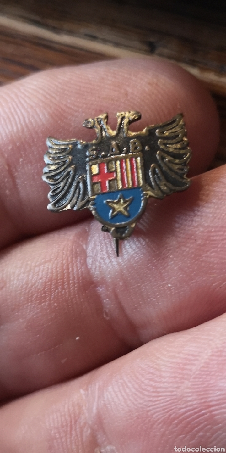 Pins de colecci&oacute;n: Antigua insignia de alquiler tipo solapa con las iniciales S A B BARCELONA