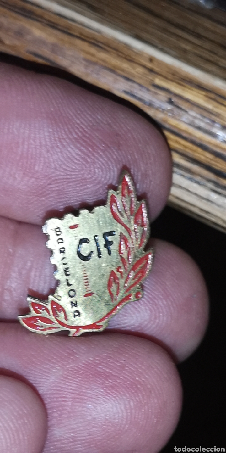 Pins de colecci&oacute;n: Insignia metal dorado para solapa del Congreso Internacional de Filatelia en Barcelona