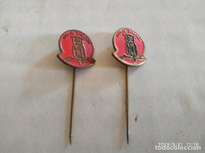 Pins de colecci&oacute;n: Lote de 2 pins de Alfiler con publicidad de tabaco y la figura de un b&uacute;ho. Antiguos esmaltados metal