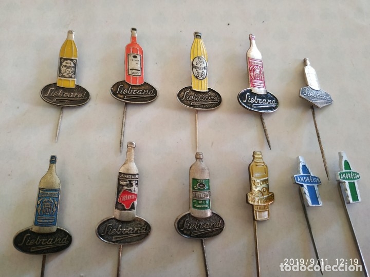 Pins e Spille di collezione: Lote de 11 Pins Met&aacute;licos de Alfiler forma botella Publicidad diferentes antiguos