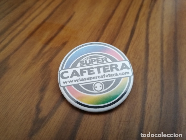 Sammlung von Pins: CHAPA. SUPER CAFETERA.  PROMO. CHAPA DE 33 CM. DETR&Aacute;S MET&Aacute;LICA. BUEN ESTADO. SIN USO. DIFICIL