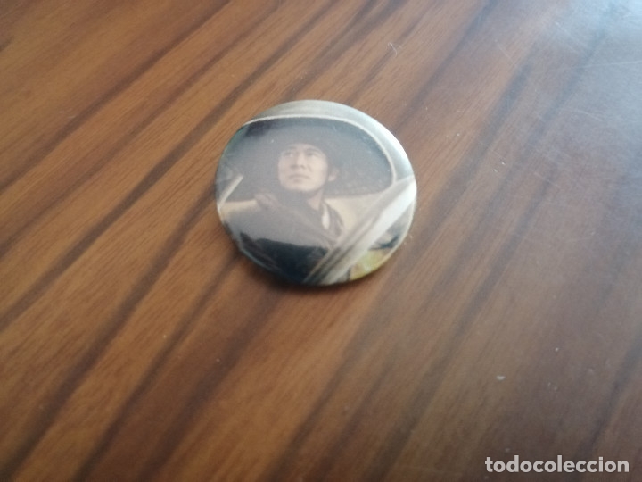 Pins de colecci&oacute;n: CHAPA. JACKIE CHAN. ACTOR. CHAPA DE 31 CM. DETR&Aacute;S MET&Aacute;LICA. BUEN ESTADO. SIN USO. DIFICIL