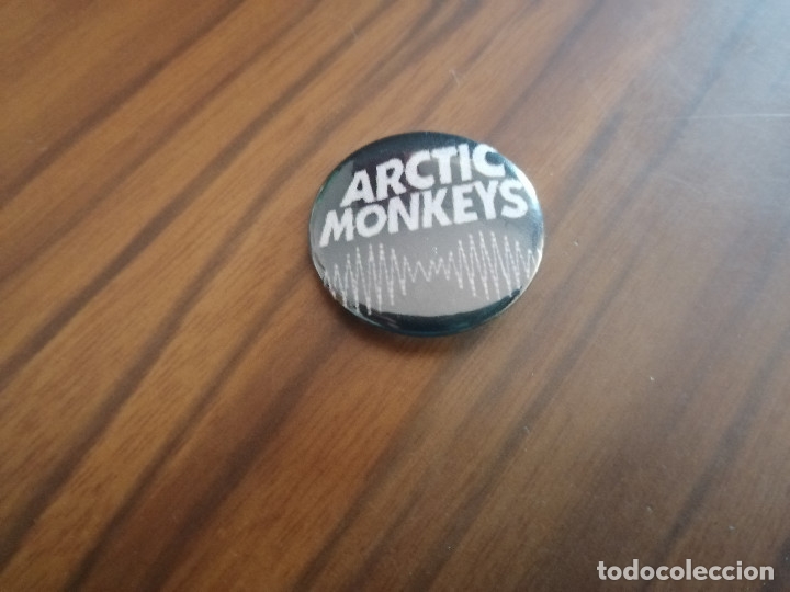 Sammlung von Pins: CHAPA. ARCTIC MONKEYS. M&Uacute;SICA CHAPA DE 31 CM. DETR&Aacute;S MET&Aacute;LICA. BUEN ESTADO. SIN USO. DIFICIL