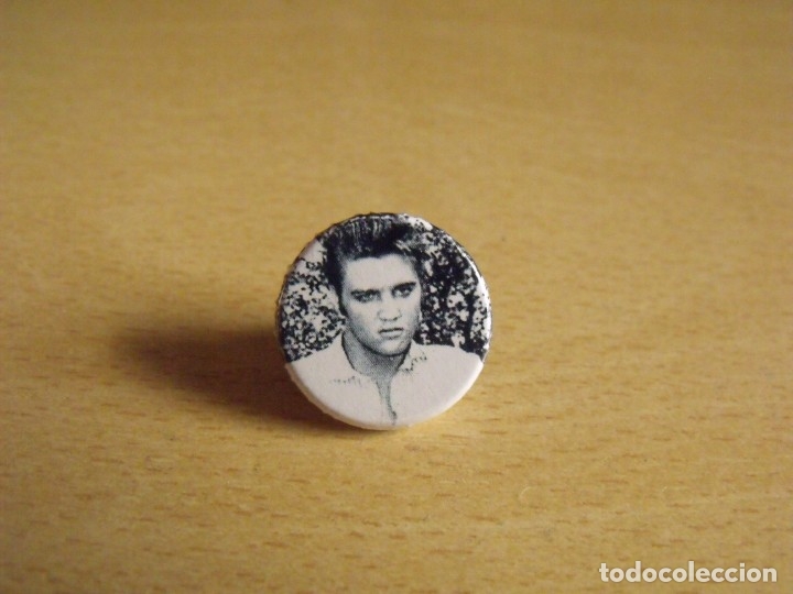 Pins de colecci&oacute;n: Elvis Presley. Joven. Blanco y negro. Buen estado. 2 cm di&aacute;metro. Pin.