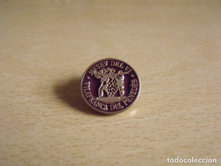 Collection pins: Museu del Vi. Vilafranca del Pened&egrave;s. Buen estado. 2 cm di&aacute;metro. Vino. Pin.