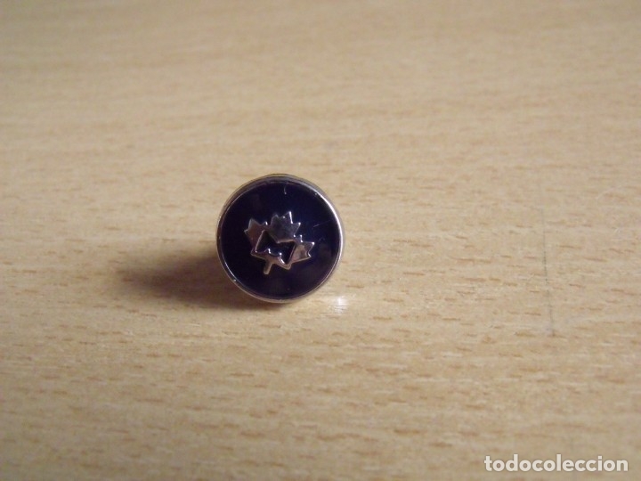 Collection pins: Hoja de Arce. Buen estado. 1,5 cm di&aacute;metro. Pin.