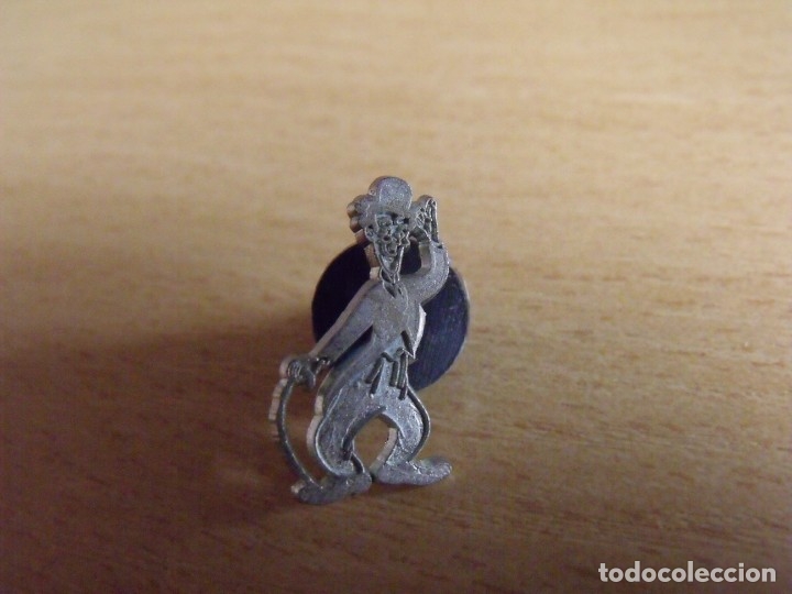 Pins de colecci&oacute;n: Chaplin. Charlot plateado. Pin Buen estado. 2x2 cm.