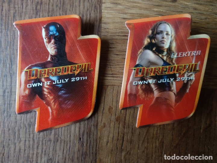 Pins de colecci&oacute;n: 2 PINS CHAPAS PROMOCIONALES DAREDEVIL ESTRENO DE LA PELICULA 2003 -