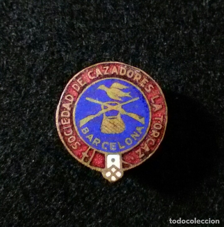 Pins de colecci&oacute;n: Antigua insignia pin de ojal o solapa sociedad de cazadores la torcaz barcelona caza