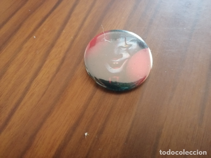 Sammlung von Pins: CHAPA. PAYASO DE IT. STEPHEN KING. CHAPA DE 31 CM. DETR&Aacute;S MET&Aacute;LICA. BUEN ESTADO. SIN USO. DIFICIL