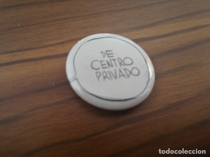 Sammlung von Pins: CHAPA. DE CENTRO PRIVADO.  COMIC. 31 CM. PARTE DE ATR&Aacute;S MET&Aacute;LICA. SIN USO. RARA