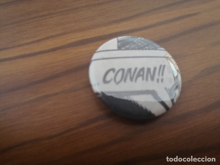 Sammlung von Pins: CHAPA. CONAN. SU NOMBRE. COMIC. 31 CM. PARTE DE ATR&Aacute;S MET&Aacute;LICA. SIN USO. RARA