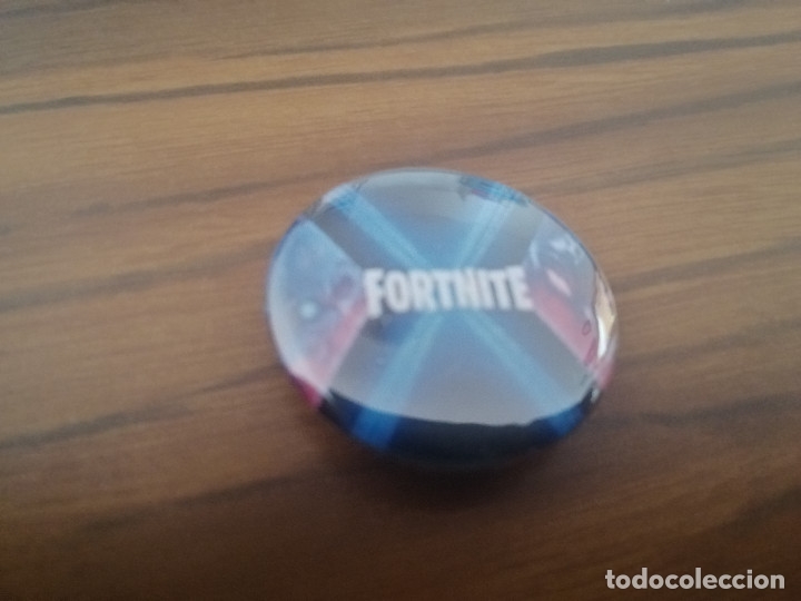 Sammlung von Pins: CHAPA. FORTNITE. 31 CM. PARTE DE ATR&Aacute;S MET&Aacute;LICA. SIN USO. RARA