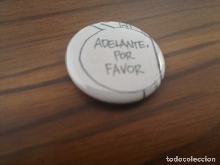Sammlung von Pins: CHAPA. ADELANTE POR FAVOR. COMIC. 31 CM. PARTE DE ATR&Aacute;S MET&Aacute;LICA. SIN USO. RARA