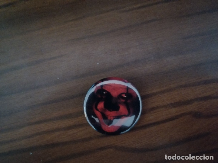 Sammlung von Pins: CHAPA. PAYASO IT. STEPHEN KING. CINE. 31 CM. MET&Aacute;LICA POR DETR&Aacute;S. BUEN ESTADO. SIN USO. DIFICIL