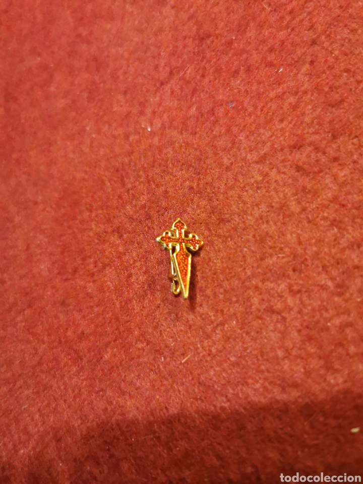 Pin's de collection: insignia de alfiler cruz de Santiago