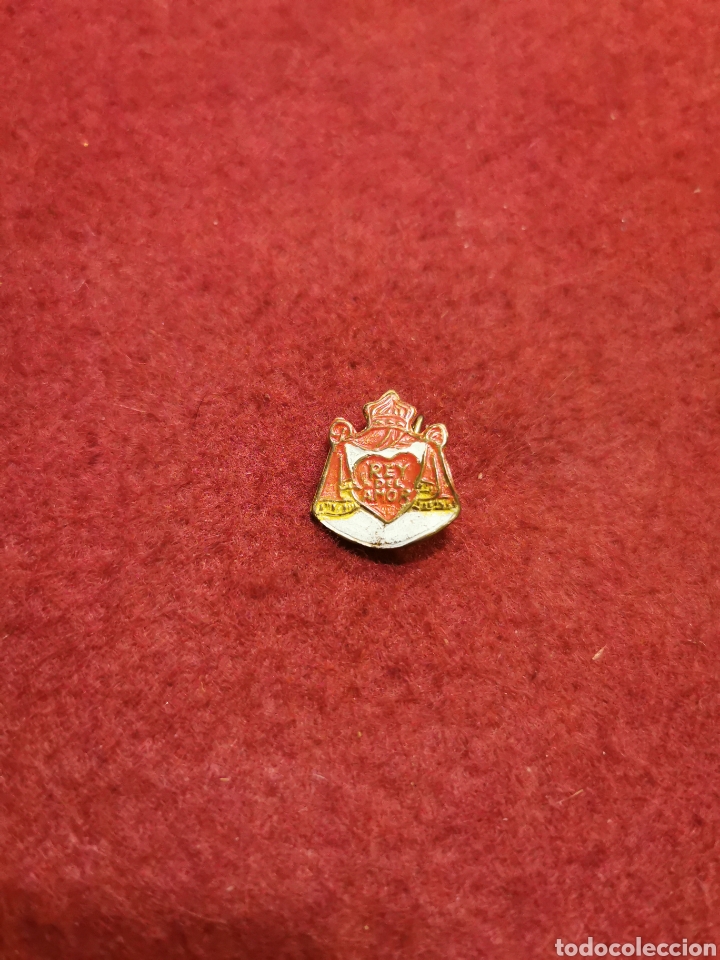 Pins de colecci&oacute;n: Insignia antigua de alquiler rey del amor