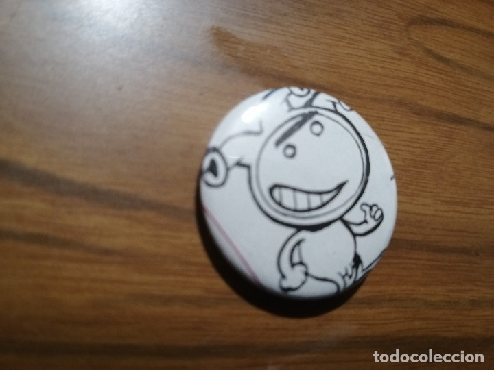 Sammlung von Pins: CHAPA. LOGO EL JUEVES. COMIC. 31 CM. DE DI&Aacute;METRO. DETR&Aacute;S ES MET&Aacute;LICA. BUEN ESTDO. DIFICIL