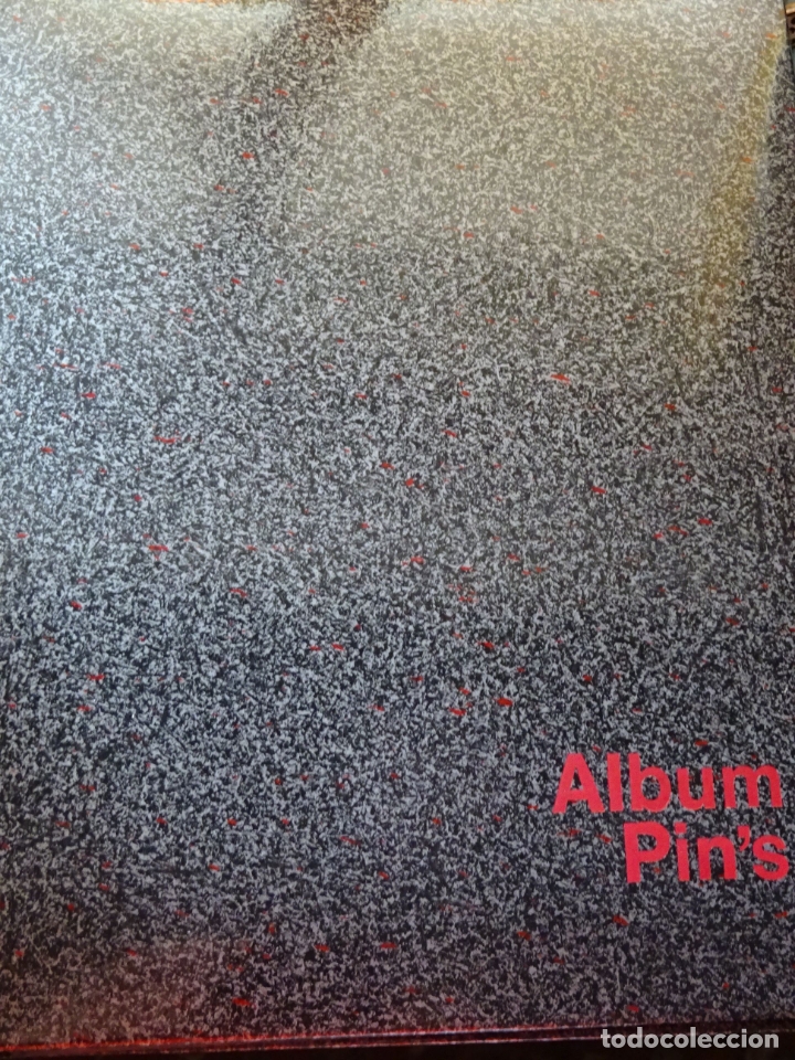 Collection pins: &Aacute;LBUM PARA ARCHIVAR PINS INSIGNIAS. CAPACIDAD 4 X 24. VAC&Iacute;O. 700GR