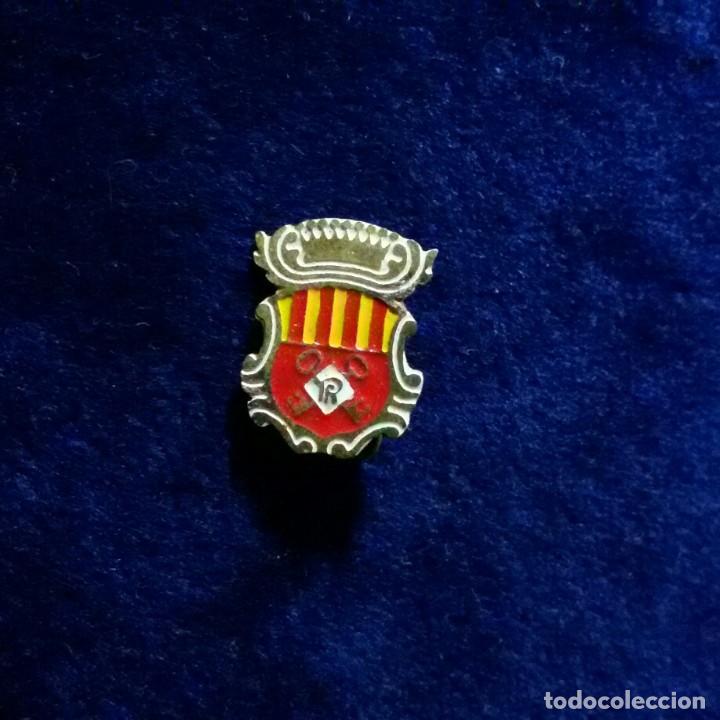 Pin's de collection: Antigua insignia pin de aguja Imperdible esmaltado escudo heraldico