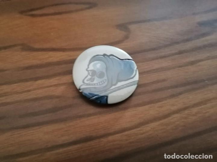 Collection pins: CALAVERA MUERTE. COMIC. CHAPA. 31 MM. DE DI&Aacute;METRO. PARTE DE ATR&Aacute;S MET&Aacute;LICA. BUEN ESTADO. DIFICIL