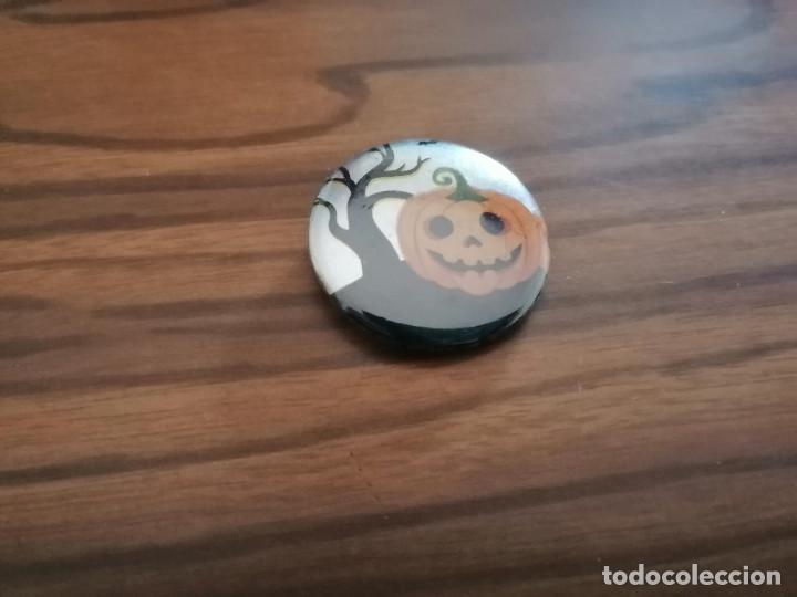 Pins de colecci&oacute;n: HALLOWEEN. CALABAZA. CHAPA. 31 MM. DE DI&Aacute;METRO. PARTE DE ATR&Aacute;S MET&Aacute;LICA. DIFICIL