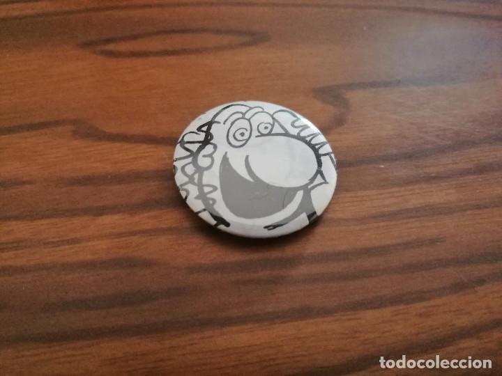 Collection pins: VAZQUEZ HABLANDO POR TELEFONO. COMIC. CHAPA. 31 MM. DE DI&Aacute;METRO. PARTE DE ATR&Aacute;S MET&Aacute;LICA. DIFICIL