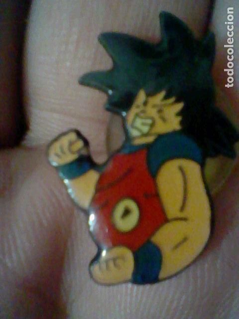 Pins de colecci&oacute;n: DRAGON BALL GOKU MUSCULOSO FIGURA PERSONAJE PIN PINCHO 2,5 CMS ALTO APROX VINTAGE