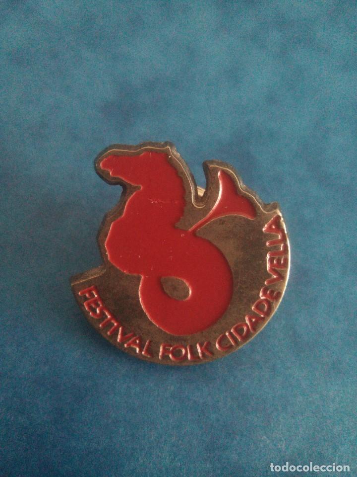 Pins de colecci&oacute;n: Pin Festival Folk - Ciudade Vella - a&ntilde;os 90 - Santiago de Compostela