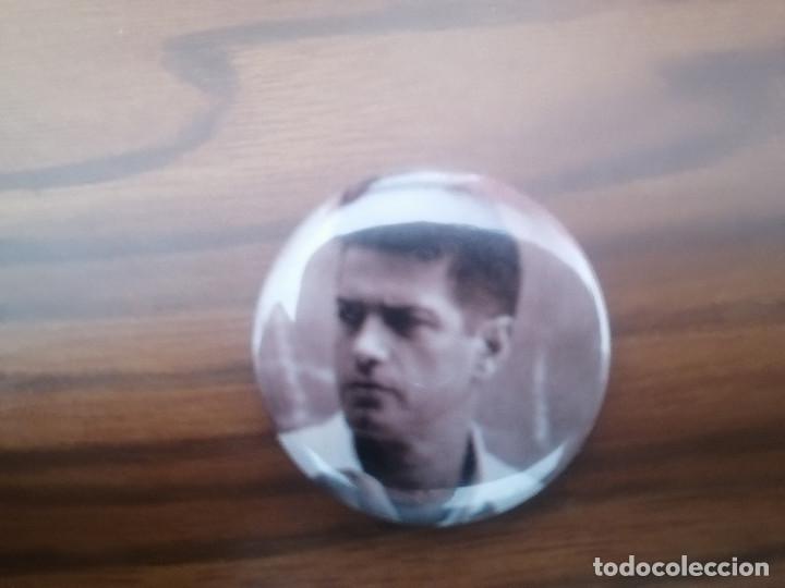 Sammlung von Pins: SANTIAGO AUSER&Oacute;N. CANTANTE.  CHAPA. 31 MM. MET&Aacute;LICA POR DETR&Aacute;S. SIN USO. BUEN ESTADO. DIFICIL