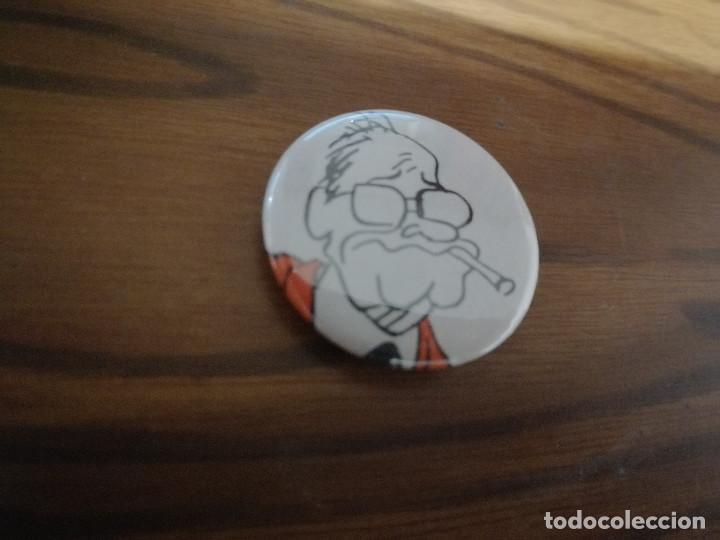 Collection pins: CARRILLO FUMANDO II. CARICATURA. CHAPA 31 MM. PARTE DE ATR&Aacute;S MET&Aacute;LICA. SIN USO. BUEN ESTADO. DIFICIL