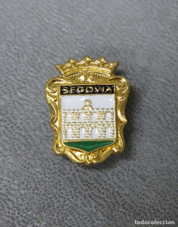 Pins e Spille di collezione: ANTIGUA INSIGNIA DE OJAL. ESCUDO SEGOVIA