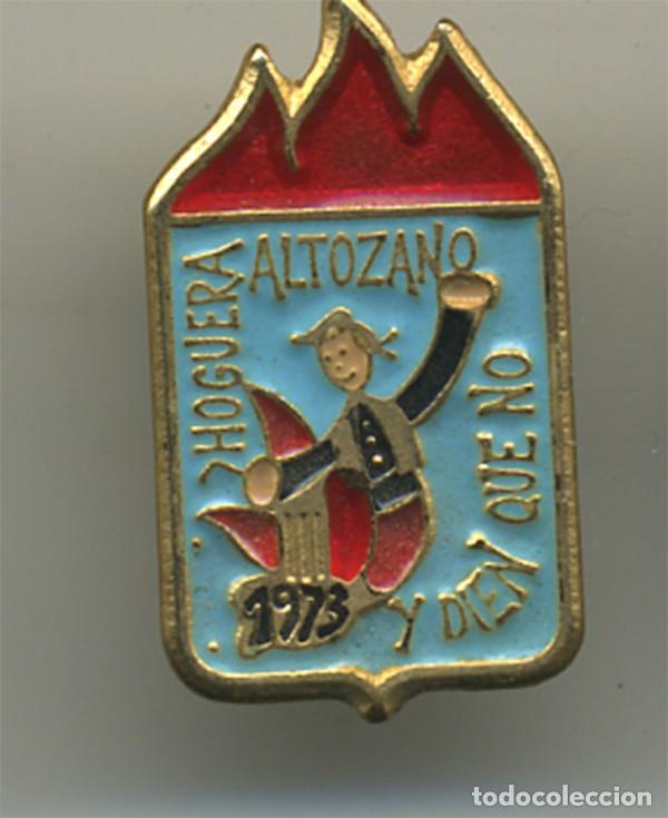 Pins de colecci&oacute;n: ALICANTE HOGUERA ALTOZANO Y DIEN QUE NO 1973 GRANDE 2,5/1,5 CM FOGUERES DE SANT JUAN