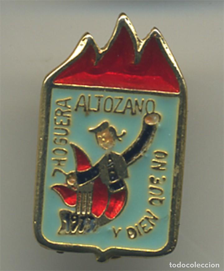 Sammlung von Pins: ALICANTE HOGUERA ALTOZANO Y DIEN QUE NO 1973 PEQUE&Ntilde;O 2,3/1,3 CM FOGUERES DE SANT JUAN