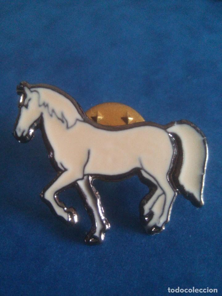 Pins de colecci&oacute;n: Pin caballo - blanco