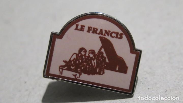 Sammlung von Pins: PIN. LE FRANCIS